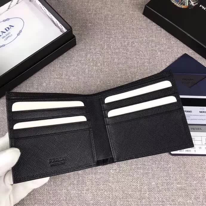 【原版皮】普拉达/Prada 短款钱夹，选用十字纹小牛皮镶嵌彩带皮革裁制而成，精湛走线均匀整齐，做工精湛，款号：2M0513
