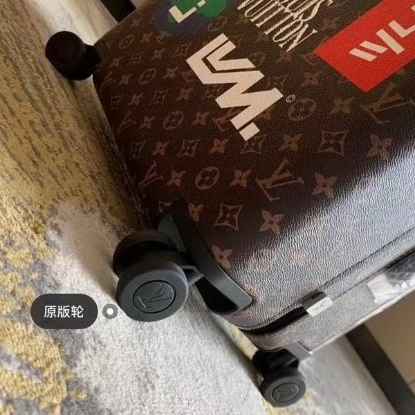 路易威登/LV Horizon 50拉杆箱，以个性创意革传奇经典，为标志性Monogram帆布点缀旅行贴饰，皮革边角保护和超大外置拉杆丰富智慧细节，打造优雅且实用的旅行伴侣