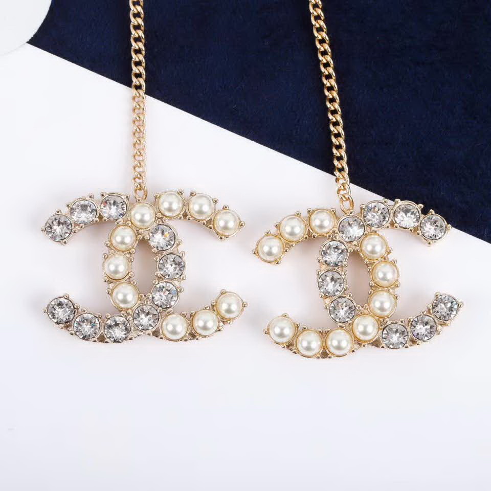 20秋季最新专柜款-Chanel经典款珍珠耳钉，细节满满的一款，以及背面五金的细腻，完美