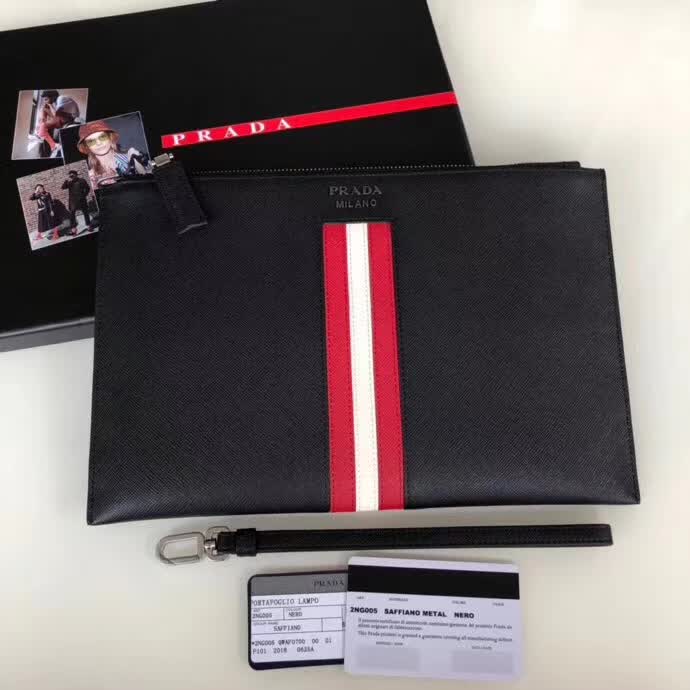 【原版皮】普拉达/Prada 男士手包，选用十字纹小牛皮镶嵌彩带皮革裁制而成，经典之作，简单时尚，款号：2NG005