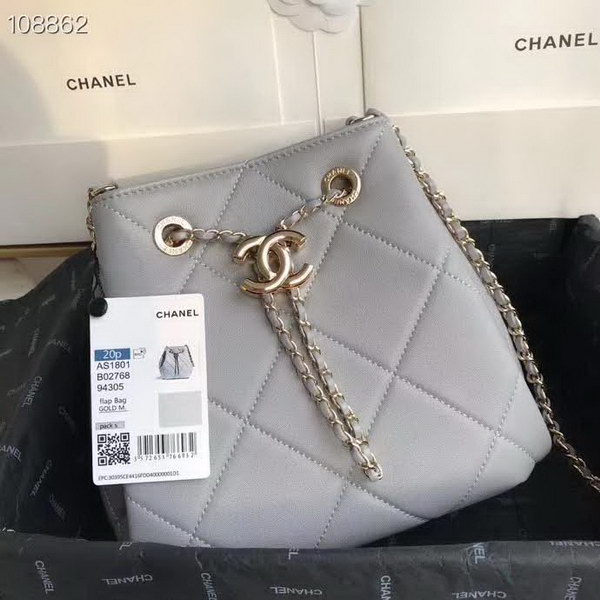 【原版皮】香奈儿/Chanel Mini小水桶包，上身简直‬太‬可爱了，这次的Hobo小水桶，长‪度刚‪好到⁢腰⁡部，相比之前的小水桶，这次最新款的水桶空格做得更加饱满，款号：AS1801