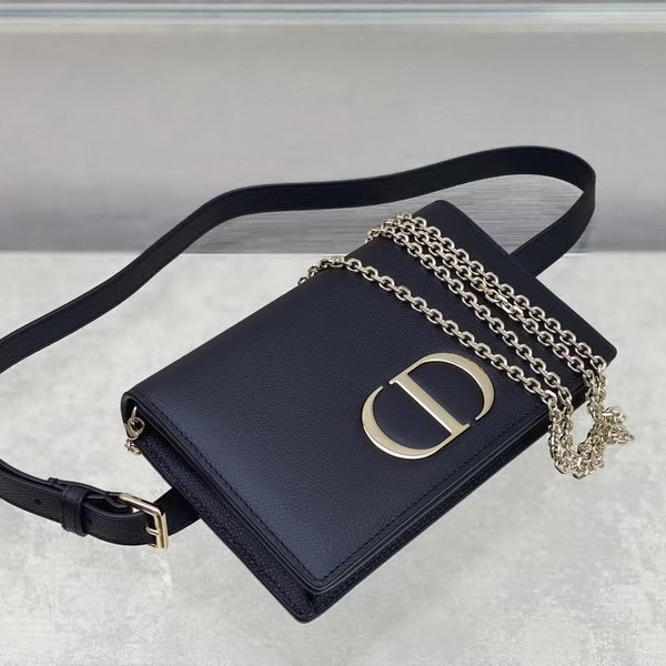 【原版皮】迪奥/Dior 30Montaigne 腰包WOC二合一，采用多功能设计，正面饰以CD元素，展现30 Montaigne系列产品的标志性外观，可搭配腰带佩戴，肩背，斜挎或作为手拿包使用