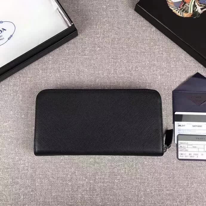 【原版皮】普拉达/Prada 拉链钱夹，选用十字纹小牛皮裁制而成，绗缝特别的皮革徽标设计凸显个性，时尚炫酷，就是要你好看，款号：2ML317