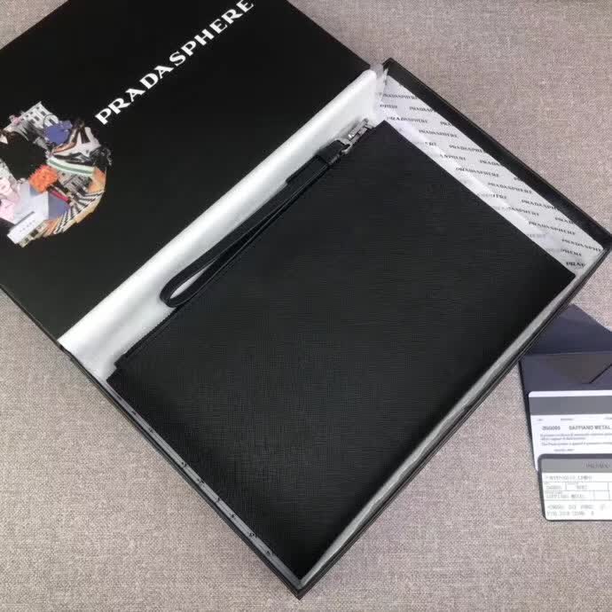 【原版皮】普拉达/Prada 男士手包，选用十字纹小牛皮裁制而成，正面点缀品牌三角徽标，款号：2NG005