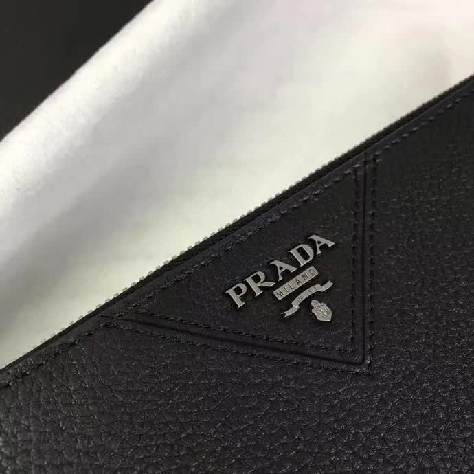 【原版皮】普拉达/Prada 男士手包，选用十字纹小牛皮裁制而成，正面点缀品牌三角散字徽标，款号：2NG05V