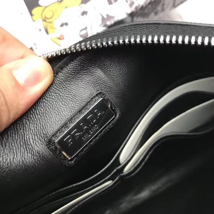 【原版皮】普拉达/Prada 男士手包，选用十字纹小牛皮镶嵌彩带鳄鱼纹裁制而成，经典之作，简单时尚，款号：2NG005