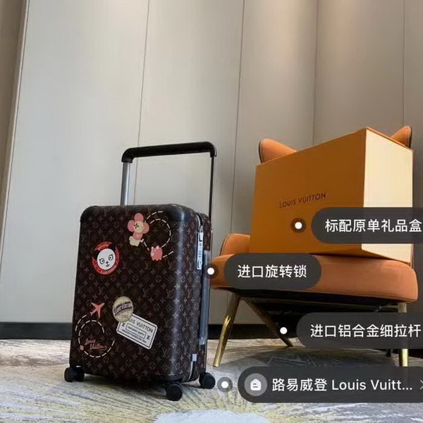 路易威登/LV Horizon 50拉杆箱，以个性创意革传奇经典，为标志性Monogram帆布点缀旅行贴饰，皮革边角保护和超大外置拉杆丰富智慧细节，打造优雅且实用的旅行伴侣