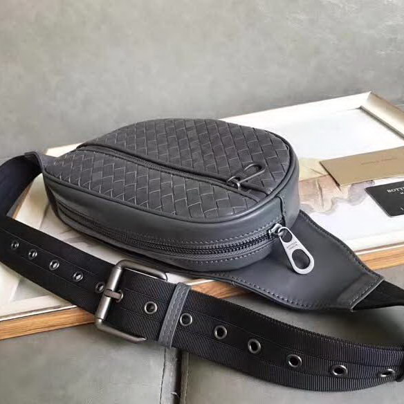 【原版皮】葆蝶家/Bottega Veneta 胸包，经典爆款，选用高光胎牛皮裁制而成，搭配哑锖色五金，所有材料都精挑细选