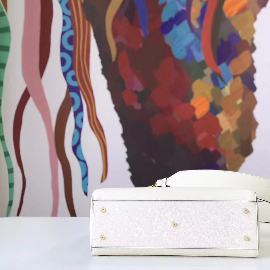 【原版皮】迪奥/Dior 手提包，选用手掌纹小牛皮裁制而成，缀以品牌标识吊坠，搭配宽肩带更有特色，简约时尚