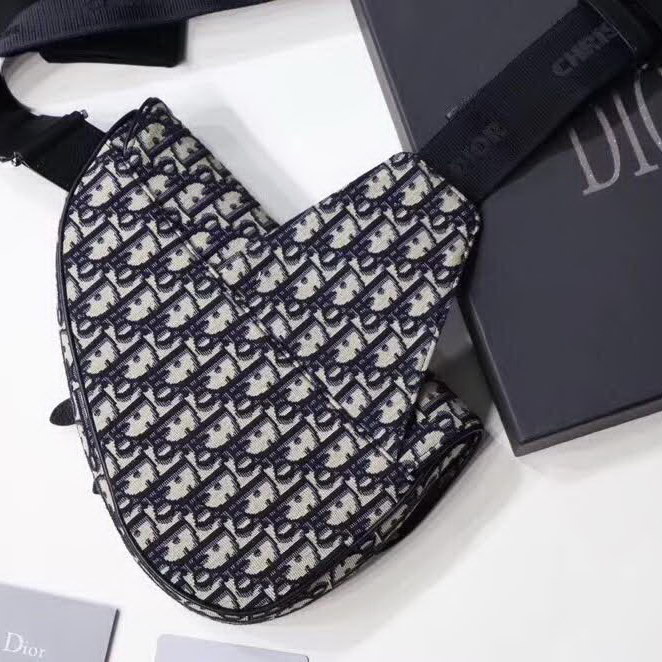 【原版皮】迪奥/Dior 马鞍包，选用Oblique提花帆布搭配同色系牛皮皮革裁制而成，饰有Christian Dior带扣细节，彰显出自由与独特个性，看起来帅气又低调