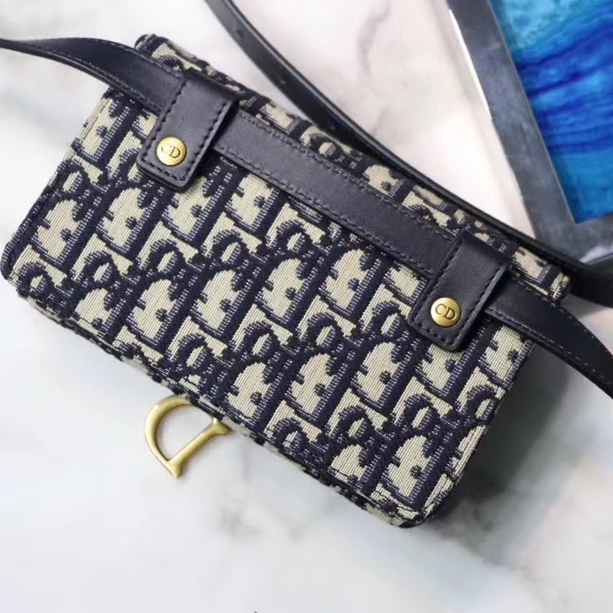 【原版皮】迪奥/Dior 马鞍腰包，选用Oblique提花帆布搭配同色系牛皮皮革裁制而成，搭配腰带，设计感十足，好用又时髦就属它