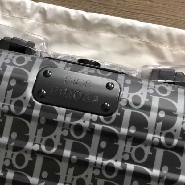 迪奥Dior X 日默瓦/RiMoWa 独家定制款化妆箱，汇集艺术,时尚与设计，领先时装周发售，体现精湛的手工匠艺和专业技术