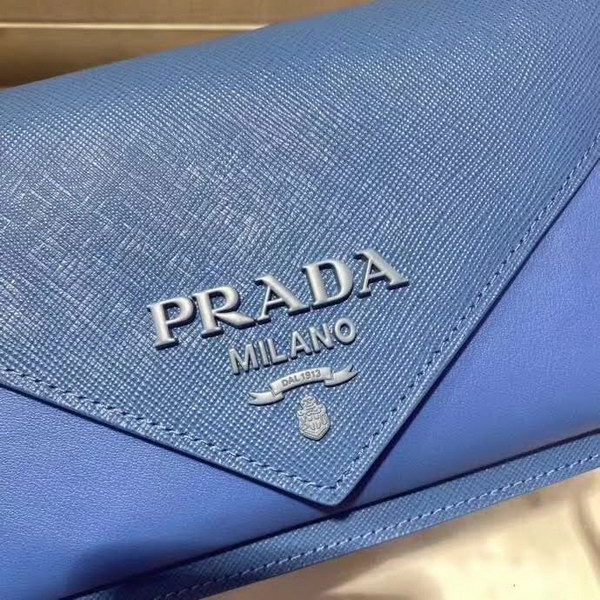 【原版皮】普拉达/Prada 肩背包，诠释精致的极简主义设计格调，一枚金属徽标点缀其上，昭示品牌身份，可拆卸可调式皮革肩带，又可当手包，内配可拆卸镜子，款号： 1BP020