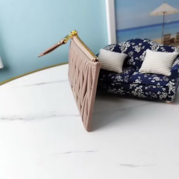 【原版皮】缪缪/Miu Miu 拉链钱夹，采用小羊皮材质精心裁制而成，Matelasse花纹图案，内里标识烫字，款号：5MB006