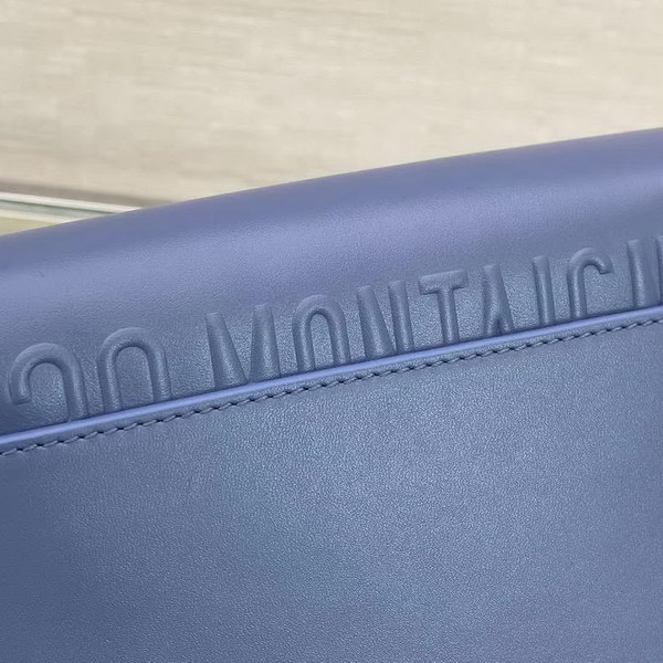 【原版皮】迪奥/Dior bobby 手袋，复古CD logo，硬挺的包身，五金做旧增加了复古感，不易磨损，采用光面牛皮革精心制作，饰以复古金色五金配件提升格调，柔软而富有质感，点缀有军装风格搭扣，款号：M9317