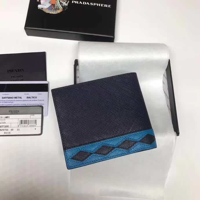 【原版皮】普拉达/Prada 短款钱夹，选用十字纹牛皮裁制而成，饰以菱形拼色，精湛走线均匀整齐，油边顺滑，款号：2M0513