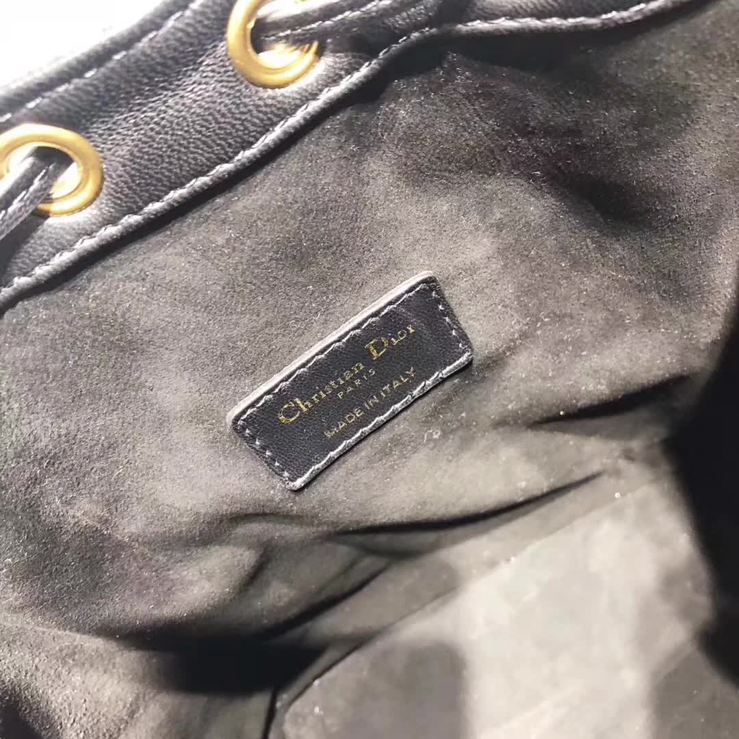 【原版皮】迪奥/Dior 水桶包，选用柔软羊皮裁制而成，全新包型，火遍时尚圈的复古潮流感，款号：M1693