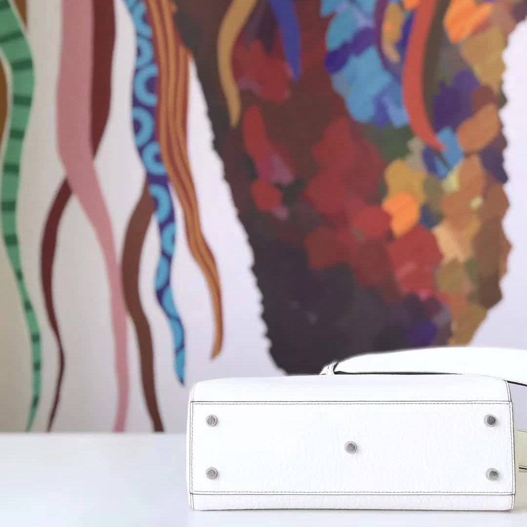 【原版皮】迪奥/Dior 手提包，选用大象纹小牛皮裁制而成，缀以品牌标识吊坠，搭配宽肩带更有特色，简约时尚