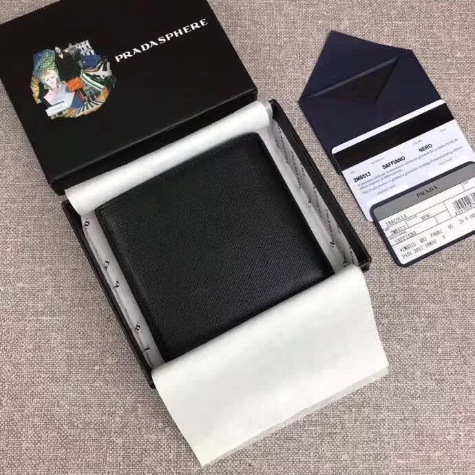 【原版皮】普拉达/Prada 短款钱夹，选用十字纹小牛皮裁制而成，饰以同色系小公仔，经典之作，简单时尚，款号：2M0513