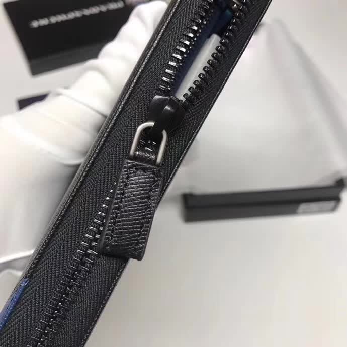 【原版皮】普拉达/Prada 拉链钱夹，选用十字纹小牛皮裁制而成，边角点缀三角散字徽标，经典之作，简单时尚，款号：2ML188