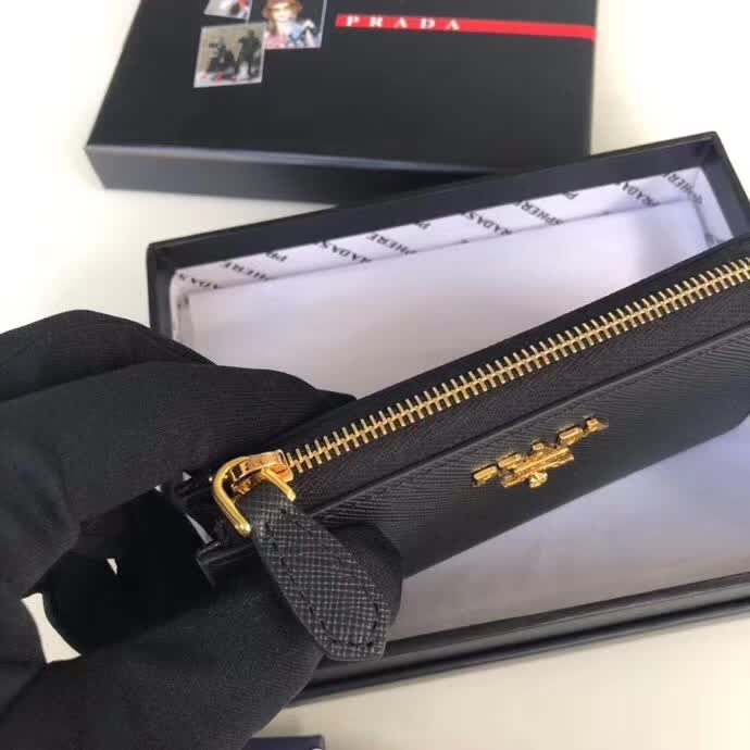 【原版皮】普拉达/Prada 钥匙包，车钥匙包，选用十字纹小牛皮裁制而成，点缀金色散字唛，简单实用，男女通用款，款号：1PP026