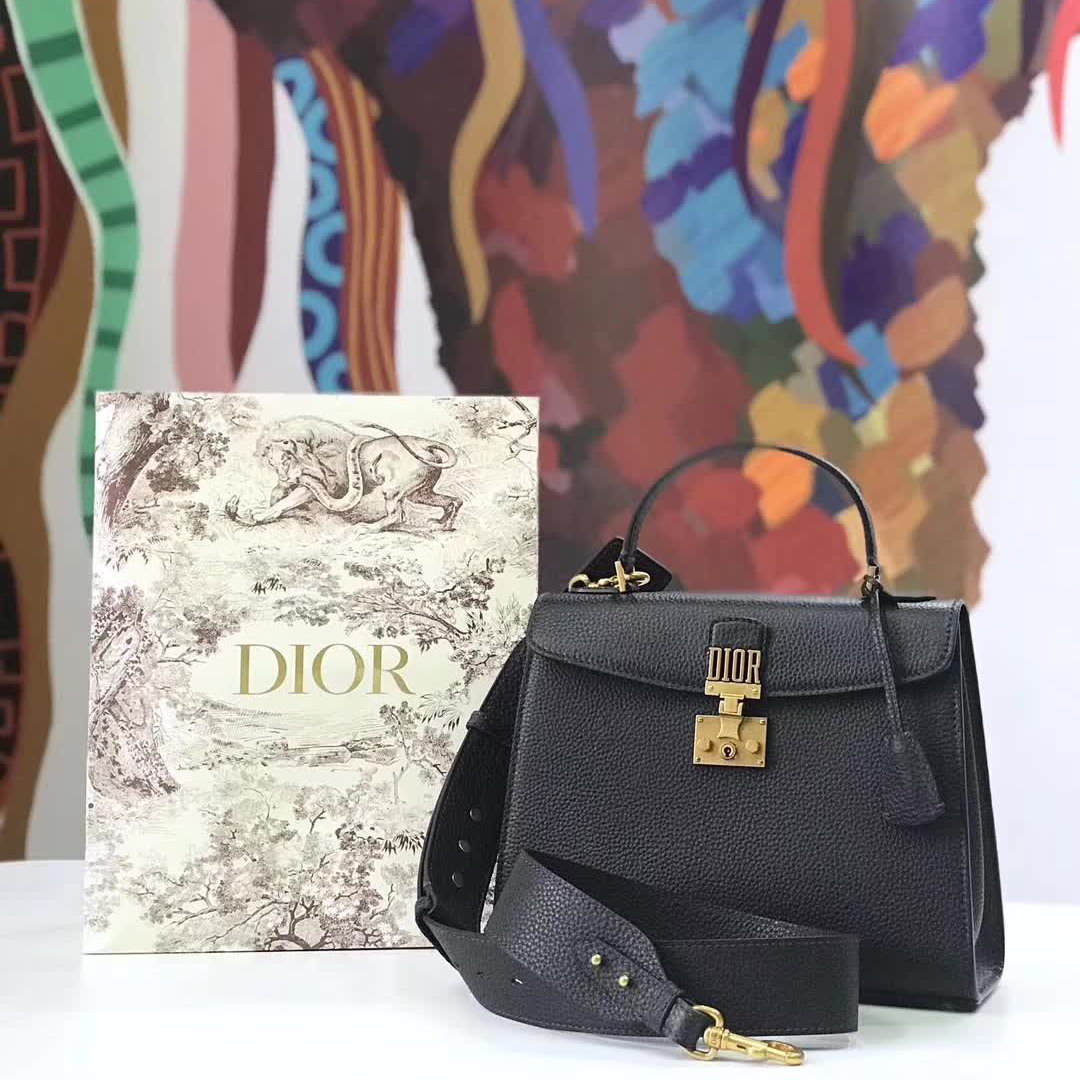 【原版皮】迪奥/Dior 手提包，选用荔枝纹小牛皮裁制而成，饰以品牌标识字母锁扣，低调奢华，简约时尚