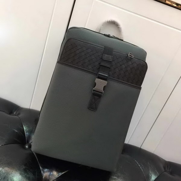 【原版皮】宝缇嘉/BV 男士双肩包，运用Meridian工艺制作，色彩绚丽，高度实用的同时又不失时尚风采，标志性刻花金属夹扣闭合，柔软加衬，有效保护高科技设备，款号：80187708