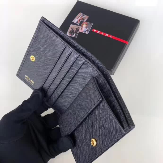 【原版皮】普拉达/Prada 短款钱夹，选用十字纹小牛皮裁制而成，点缀金色散字唛徽标，简单实用，提升个人品味的一款，款号：1M0204