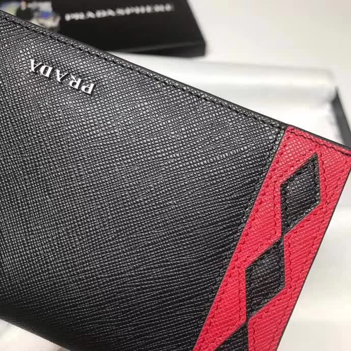 【原版皮】普拉达/Prada 西装钱夹，选用十字纹牛皮裁制而成，饰以菱形拼色，精湛走线均匀整齐，油边顺滑，款号：2MV836