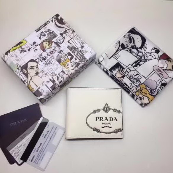 【原版皮】普拉达/Prada 短款钱夹，选用十字纹牛皮裁制而成，饰以黑色经典丝印徽标，风格优雅简约，款号：2M0513