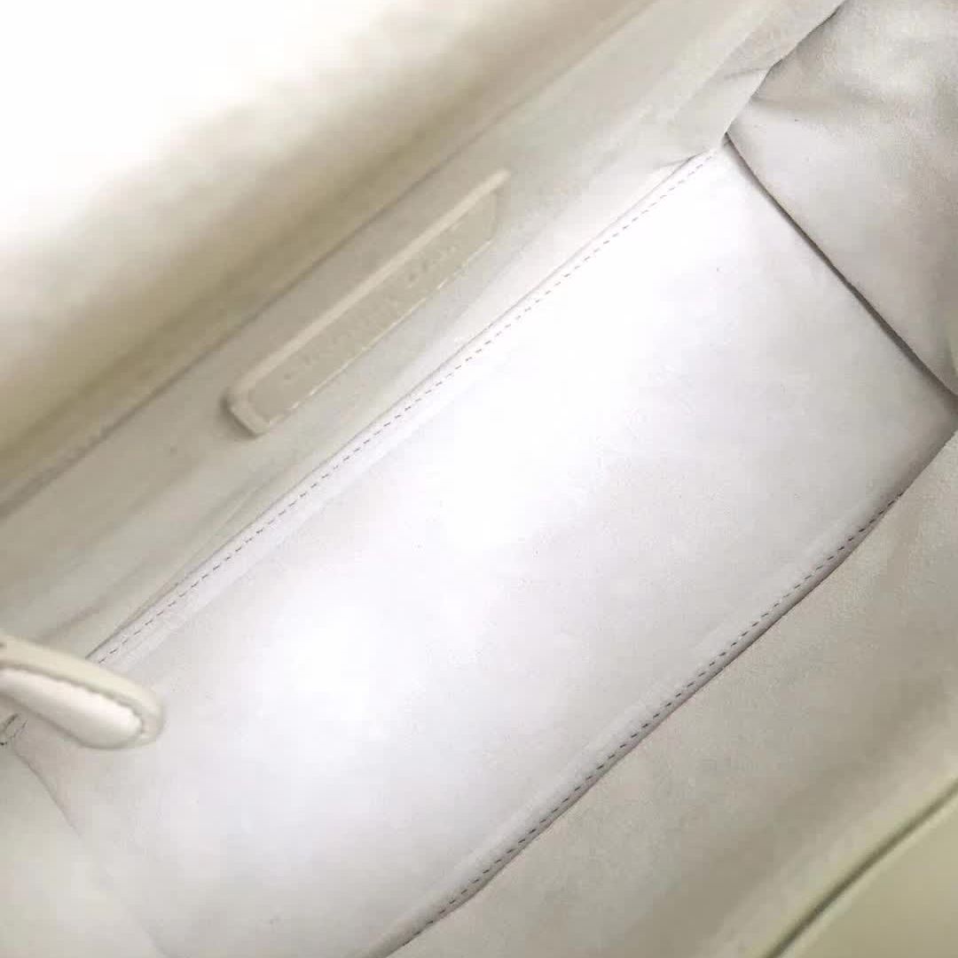 【原版皮】迪奥/Dior 戴妃包，磨砂系列，选用小牛皮绗缝藤格纹，饰有 Ultra matte 饰面金属配饰