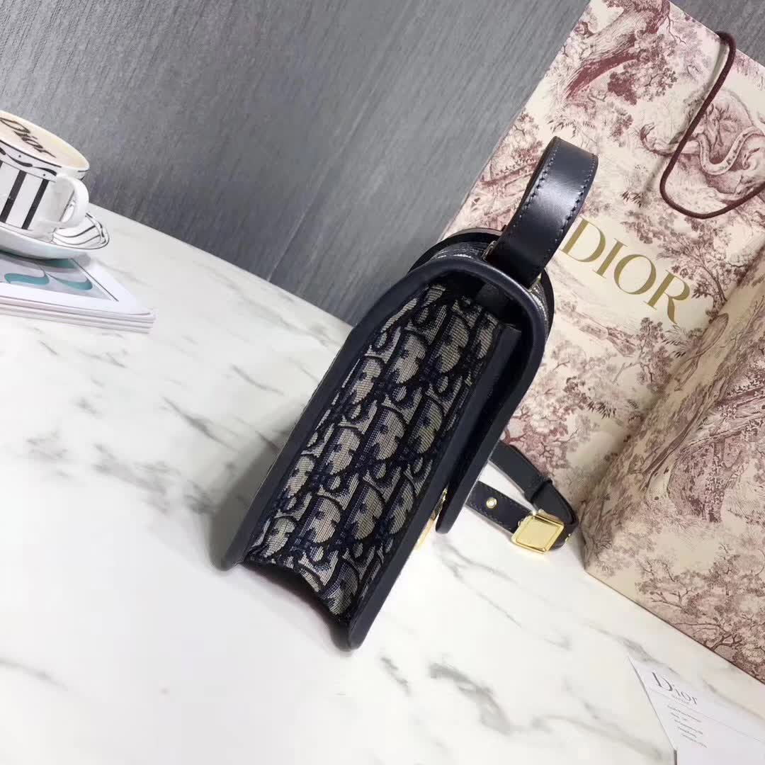 【原版皮】迪奥/Dior 30 MONTAIGNE手袋，选用Oblique提花帆布搭配同色系牛皮皮革裁制而成，饰以标志性“CD”字母锁扣，背面点缀30 Montaigne立体压印装饰，款号：M9203