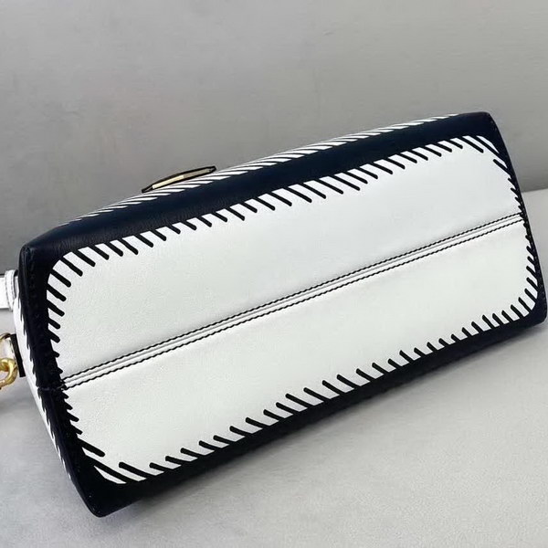 【原版皮】芬迪/Fendi 加州天空系列手提波士顿包，以撞色黑色图形轮廓，营造二维效果，白色皮革进口原料制作，单拉链轻松开，内部宽敞，配有提手和可调节肩带，斜挎手提皆，挂饰，字母肩带需另行购买，款号： 2580