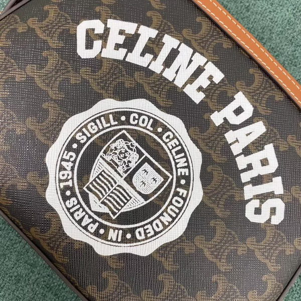 【原版皮】赛琳/Celine 老花系斜挎包，颜值爆表，整个包以凯旋门标志为主，包边以棕色为主围绕开口，焦糖棕色搭配老花添加了复古元素，款号：191522