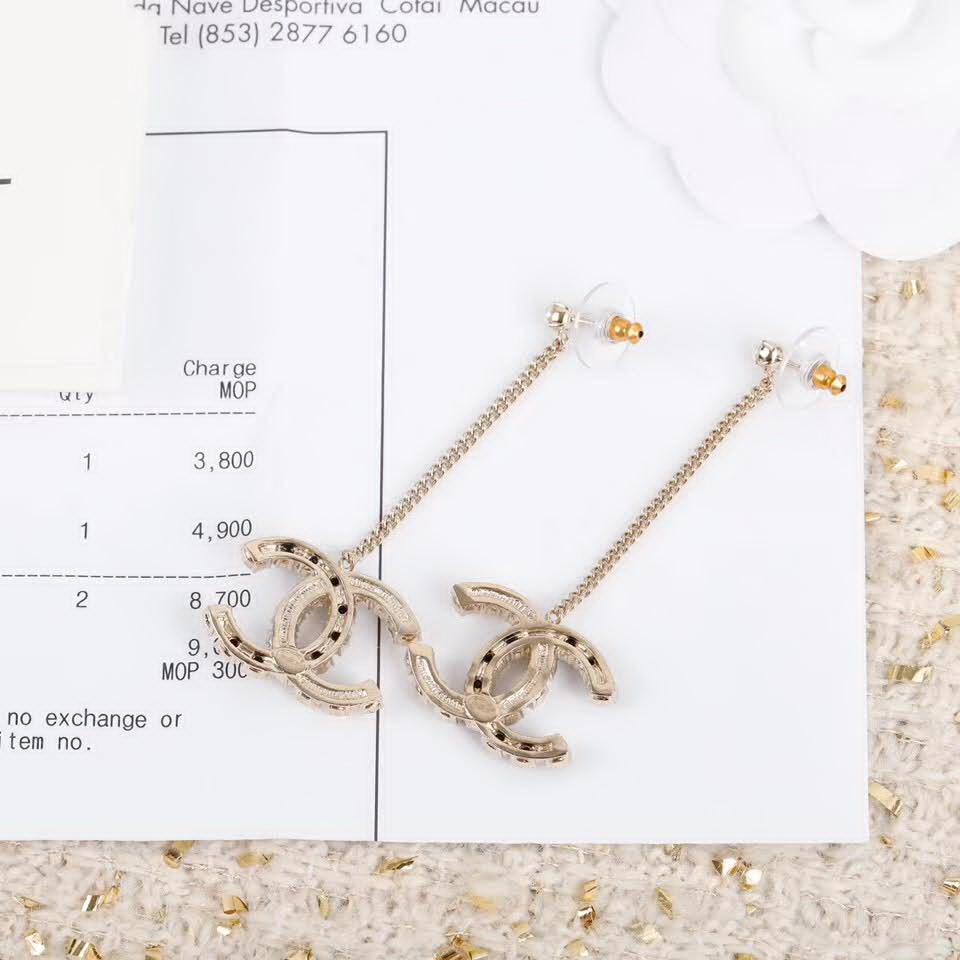 20秋季最新专柜款-Chanel经典款珍珠耳钉，细节满满的一款，以及背面五金的细腻，完美