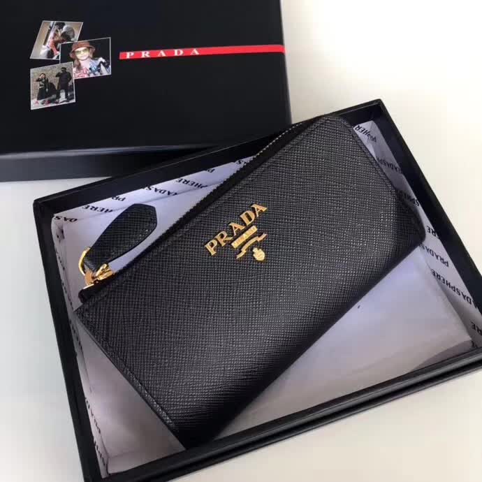 【原版皮】普拉达/Prada 钥匙包，车钥匙包，选用十字纹小牛皮裁制而成，点缀金色散字唛，简单实用，男女通用款，款号：1PP026