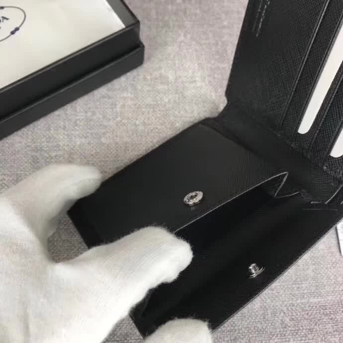 【原版皮】普拉达/Prada 短款钱夹，选用十字纹小牛皮裁制而成，边角点缀散字唛徽标，经典之作，简单时尚，款号：2M0738