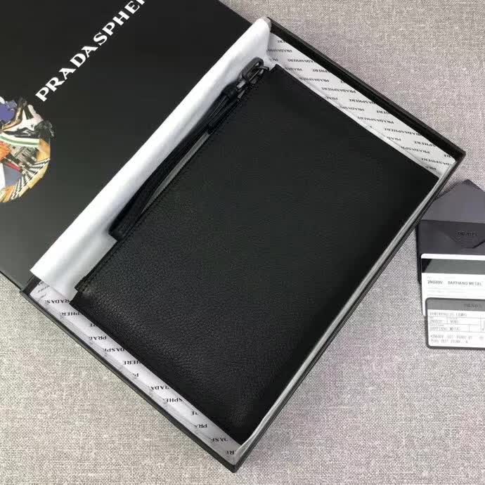 【原版皮】普拉达/Prada 男士手包，选用十字纹小牛皮裁制而成，正面点缀品牌三角散字徽标，款号：2NG05V