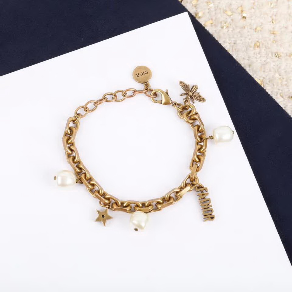 20秋季最新专柜款-Dior真心每款设计都很让人欣喜，这个手链看起来普普通通，光订珍珠就花了很久时间，五金一起设计，整体给人清新脱俗，不失时尚，调节链条，适合任何手腕，非常推荐