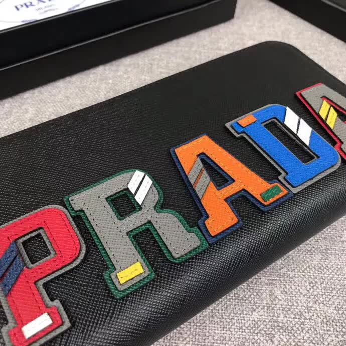 【原版皮】普拉达/Prada 拉链钱夹，选用十字纹小牛皮裁制而成，绗缝特别的皮革徽标设计凸显个性，时尚炫酷，就是要你好看，款号：2ML317