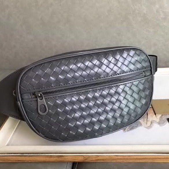 【原版皮】葆蝶家/Bottega Veneta 胸包，经典爆款，选用高光胎牛皮裁制而成，搭配哑锖色五金，所有材料都精挑细选