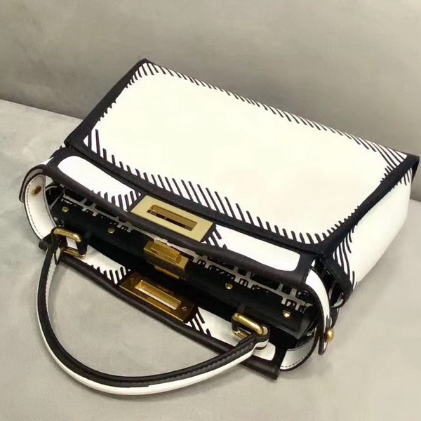 【原版皮】芬迪/Fendi 加州天空系列手Peekaboo手袋，白色皮革材质，以对比鲜明的黑色图形轮廓为特色，营造出二维效果，两侧则缀以经典的扭锁，内衬饰有黑色图形轮廓，构成FF图案，挂饰，字母肩带需另行购买，款号： 8306M