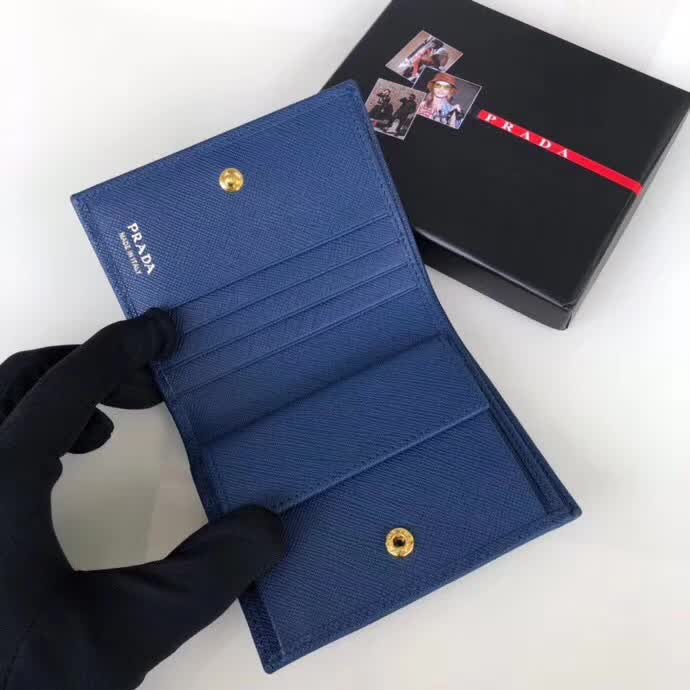 【原版皮】普拉达/Prada 短款钱夹，选用十字纹小牛皮裁制而成，点缀金色散字唛徽标，简单实用，提升个人品味的一款，款号：1M0204