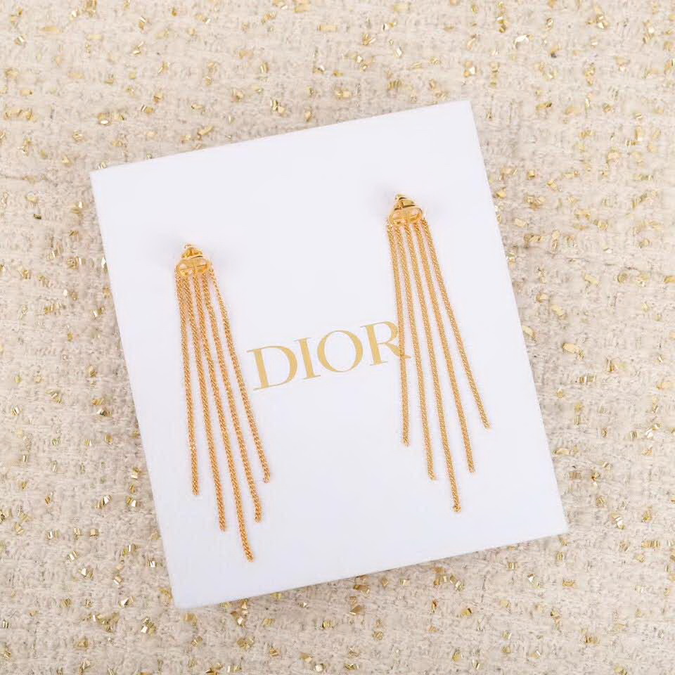 20秋季最新专柜款-Dior新款CD流苏耳环，一定要买，不仅实物好看到爆，上耳佩戴效果更是绝佳，而且，一对三用的超强功能性，完全找不到任何say NO的理由