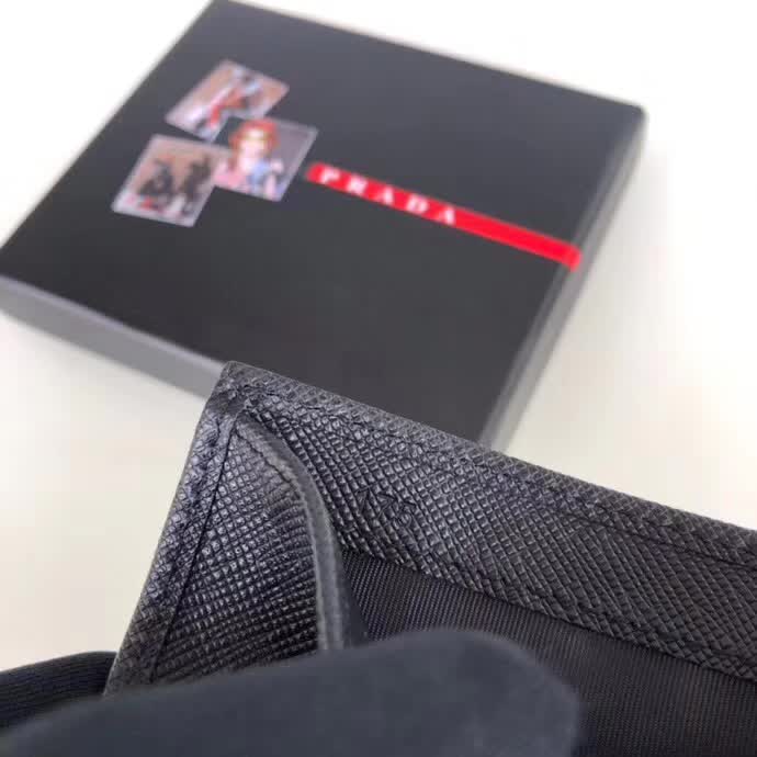【原版皮】普拉达/Prada 短款钱夹，选用十字纹小牛皮裁制而成，点缀金色散字唛徽标，简单实用，提升个人品味的一款，款号：1M0204