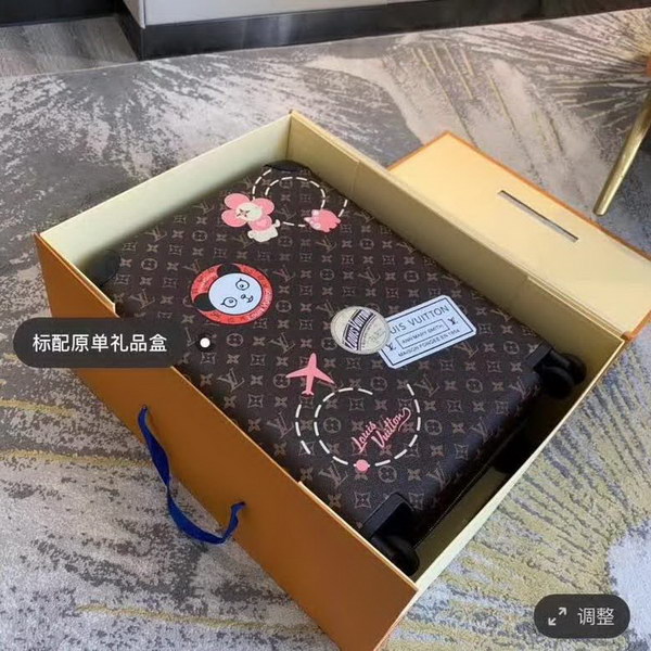 路易威登/LV Horizon 50拉杆箱，以个性创意革传奇经典，为标志性Monogram帆布点缀旅行贴饰，皮革边角保护和超大外置拉杆丰富智慧细节，打造优雅且实用的旅行伴侣