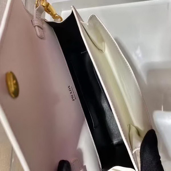 【原版皮】普拉达/Prada 肩背包，诠释精致的极简主义设计格调，一枚金属徽标点缀其上，昭示品牌身份，可拆卸可调式皮革肩带，又可当手包，内配可拆卸镜子，款号： 1BP020