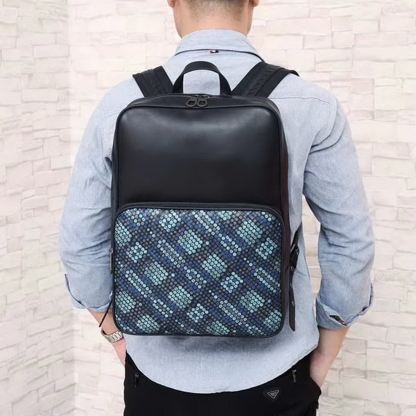 【原版皮】宝缇嘉/BV 男士双肩包，融合VN Eyelets工艺新颖呈现，光滑打蜡小牛皮基底上，intrecciato编织图案交织呈现，相映成趣，款号：80186608