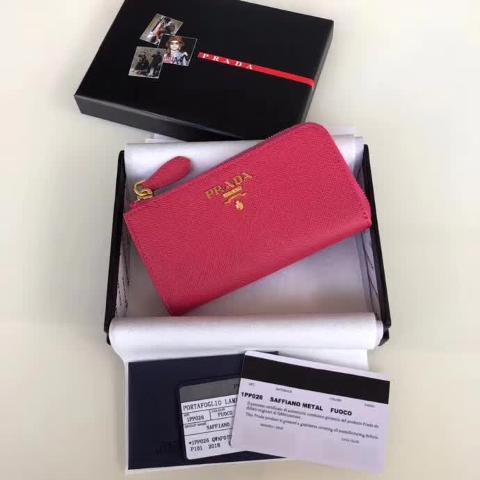 【原版皮】普拉达/Prada 钥匙包，车钥匙包，选用十字纹小牛皮裁制而成，点缀金色散字唛，简单实用，男女通用款，款号：1PP026