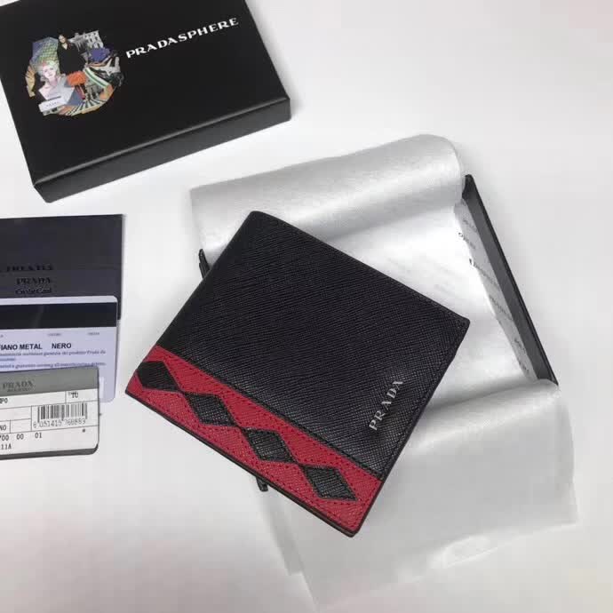 【原版皮】普拉达/Prada 短款钱夹，选用十字纹牛皮裁制而成，饰以菱形拼色，精湛走线均匀整齐，油边顺滑，款号：2M0513